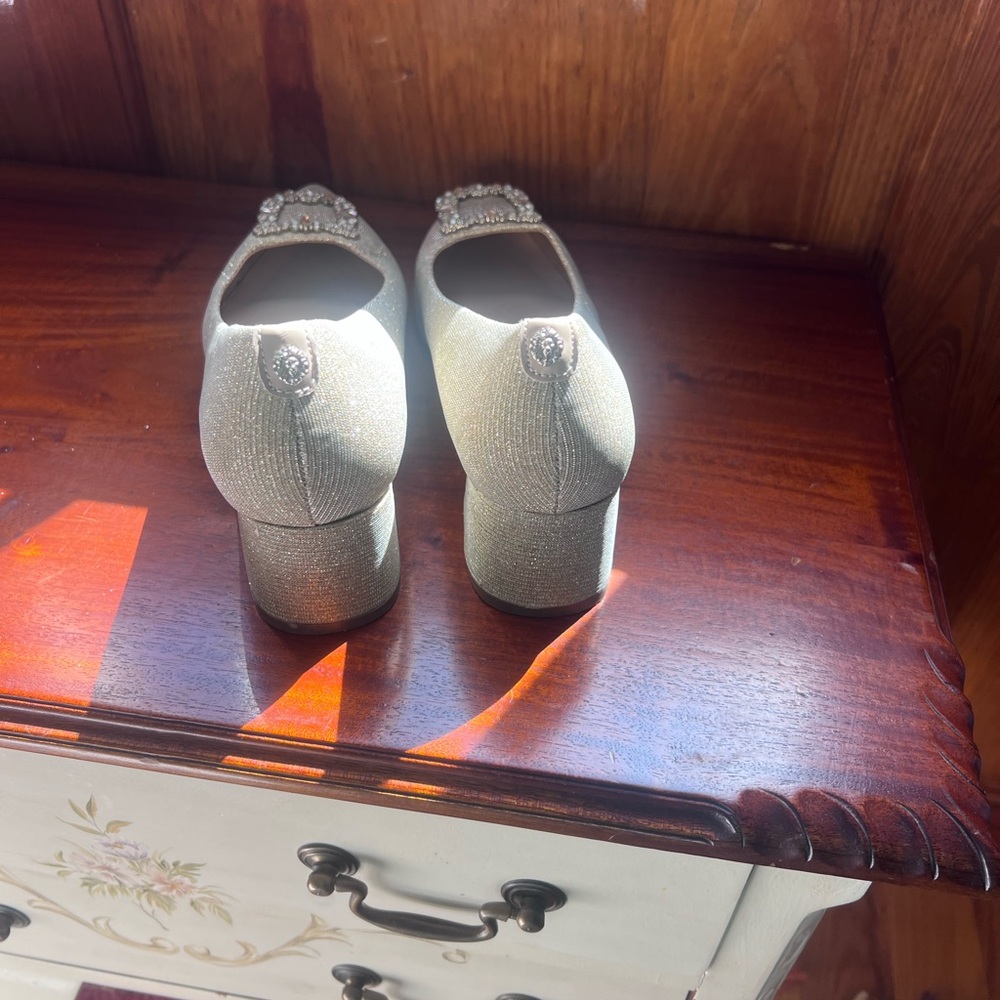 Elegant Gold Women's Flats with Crystal Embellishments - Picture 4 of 8